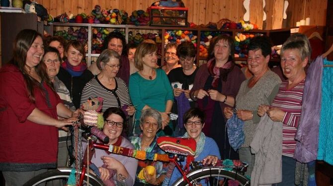 Stricken mal anders: Zum Geburtstag von »Drachenwolle«-Chefin Christiane Schelling (links) haben die Frauen vom Stricktreff dere