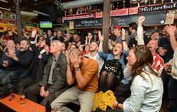 Auf Tuchfühlung in der Kaiserhalle: Am Samstagabend saßen jubelnde und trauernde Fans in den Reutlinger Gaststätten dicht beiein