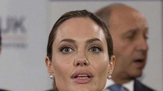 Knapp zwei Wochen nach der Bekanntgabe der Brustamputation von Hollywoodstar Angelina Jolie ist ihre Tante an Brustkrebs gest