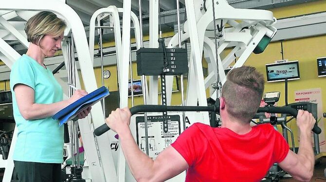 Die Ergotherapeutin und Fitnesstrainerin Silke Gogolok geht mit Patienten der Tagessuchtklinik in ein ganz normales Fitnessstudi