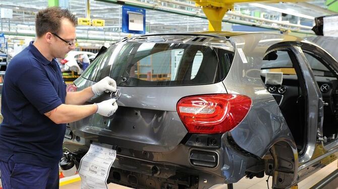 Im Werk Rastatt der Daimler AG wird am zum Produktionsstart der neuen Mercedes-Benz A-Klasse ein Wagen am Band montiert. Foto: d