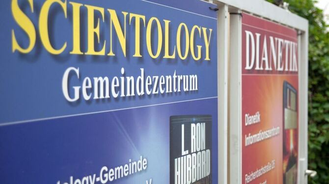 Ein Hinweisschild des Gemeindezentrums der Scientology-Gemeinde Baden-Württemberg, aufgenommen in Stuttgart-Bad Cannstatt. Nicht Ein Hinweisschild des Gemeindezentrums der Scientology-Gemeinde Baden-Württemberg, aufgenommen in Stuttgart-Bad Cannstatt. Nicht