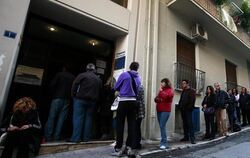 Arbeitslose warten auf die Auszahlung ihrer Arbeitslosenunterstützung in Athen, Griechenland. Foto: Alkis Konstantinidis