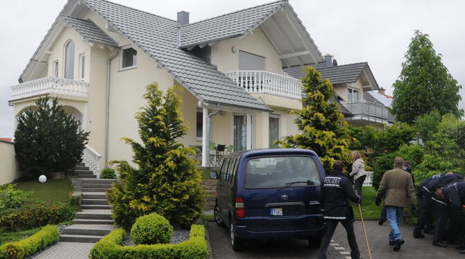 Polizeibeamte beim Spurensichern vor dem Wohnhaus in der Bästenhardter Eichenstraße, wo am Freitag eine Frau tot in ihrem Schlaf