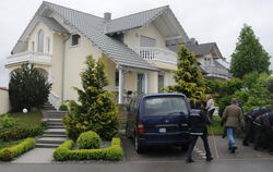 Polizeibeamte beim Spurensichern vor dem Wohnhaus in der Bästenhardter Eichenstraße, wo am Freitag eine Frau tot in ihrem Schlaf