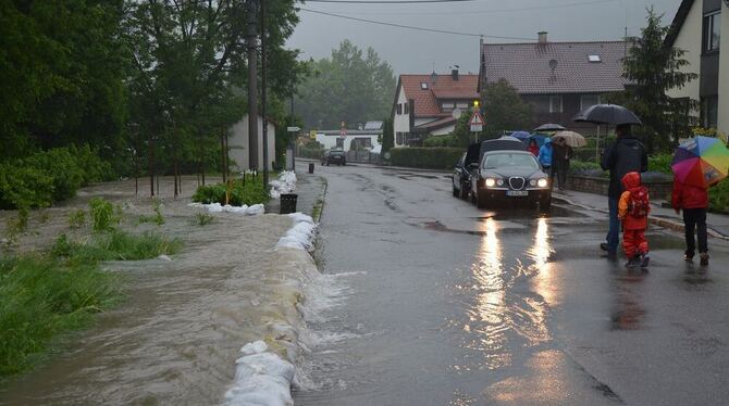 Die Moltkestraße in Unterhausen ist seit Samstagnachmittag gesperrt, weil dort die Echaz über die Ufer tritt. FOTO: Schöbel Die Moltkestraße in Unterhausen ist seit Samstagnachmittag gesperrt, weil dort die Echaz über die Ufer tritt. FOTO: Schöbel