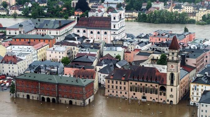 Teile der Altstadt von Passau sind vom Hochwasser von Inn (oben) und Donau überflutet. Foto: Armin Weigel Teile der Altstadt von Passau sind vom Hochwasser von Inn (oben) und Donau überflutet. Foto: Armin Weigel