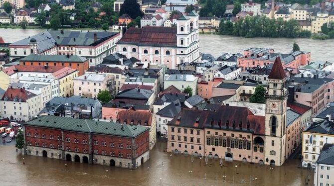 Teile der Altstadt von Passau sind vom Hochwasser von Inn (oben) und Donau überflutet. Foto: Armin Weigel