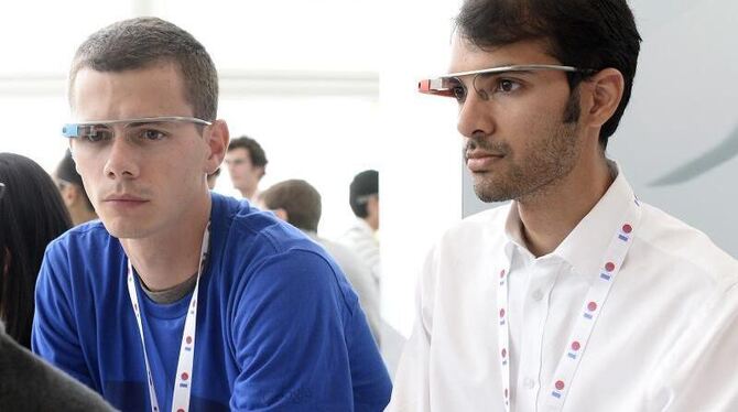 Mit der Computer-Brille Google Glass sind viele Datenschutz-Sorgen verbunden. Der Konzern schiebt nun mit neuen Regeln einige