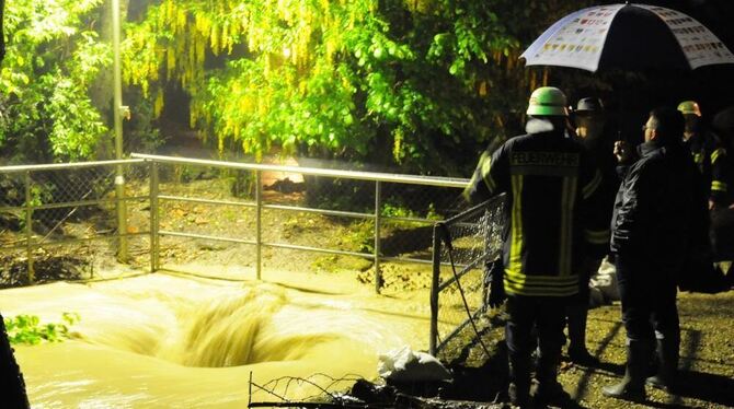 Mössingens OB Michael Bulander schaut sich die Lage beim Geißbach an. Mössingens OB Michael Bulander schaut sich die Lage beim Geißbach an.
