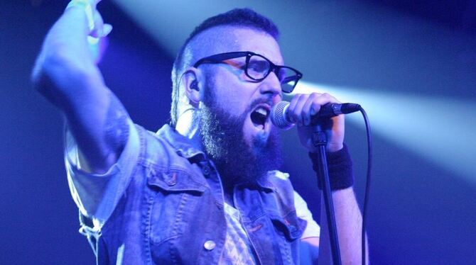 Energiebündel mit Rauschebart und Nerd-Brille: Marc Ruff, Frontmann von Walter Subject, gibt alles. GEA-FOTO: KNAUER