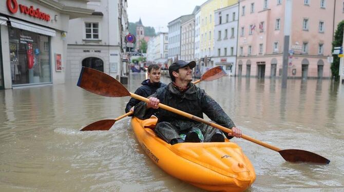 Die Altstadt von Passau ist zurzeit nur mit dem Boot befahrbar. Die Altstadt von Passau ist zurzeit nur mit dem Boot befahrbar.