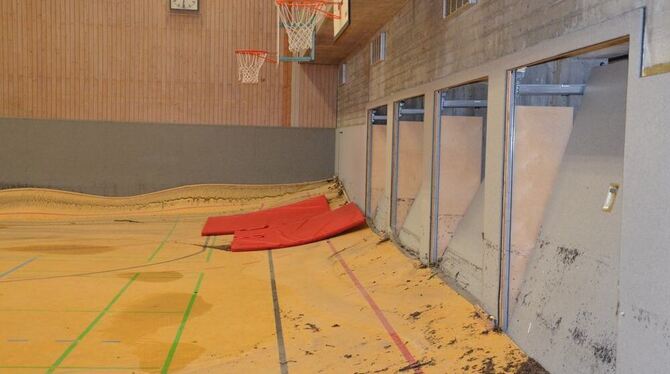In der FSG Sporthalle stand das Wasser in der Nacht auf Sonntag meterhoch. Der Boden ist nicht mehr zu retten.