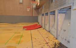 In der FSG Sporthalle stand das Wasser in der Nacht auf Sonntag meterhoch. Der Boden ist nicht mehr zu retten.