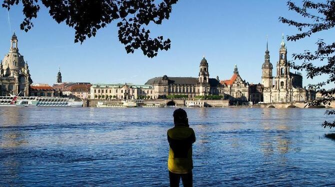 Dresden: Der Pegel der Elbe in Dresden steigt. Foto: Arno Burgi