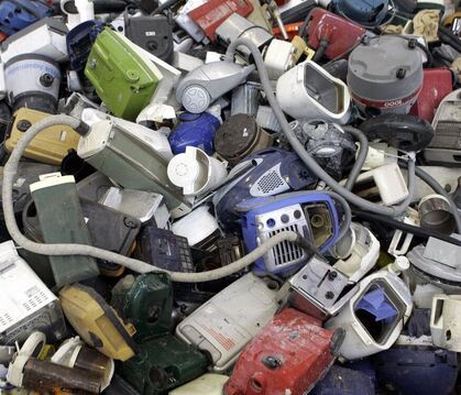 Bergeweise Elektromüll fällt jährlich an. Die Menge an Elektroschrott wächst dreimal schneller als die Menge des übrigen Abfalls