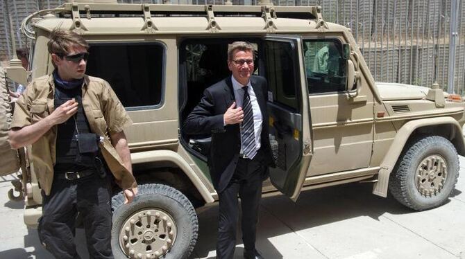 Außenminister Guido Westerwelle trifft in Masar-i-Scharif am deutschen Generalkonsulat ein. Foto: Nicolas Armer