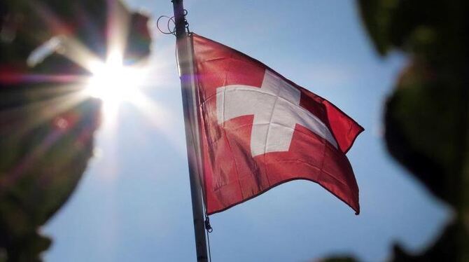 Die Schweizer Flagge weht im Wind. Foto: Martin Gerten