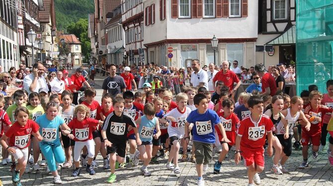 Kleine Sportler, ganz groß: Beim 16. Bad Uracher Stadtlauf brummte die ganze Stadt, anschließende feierten Einheimische und Gäst Kleine Sportler, ganz groß: Beim 16. Bad Uracher Stadtlauf brummte die ganze Stadt, anschließende feierten Einheimische und Gäst