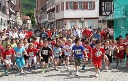 Kleine Sportler, ganz groß: Beim 16. Bad Uracher Stadtlauf brummte die ganze Stadt, anschließende feierten Einheimische und Gäst