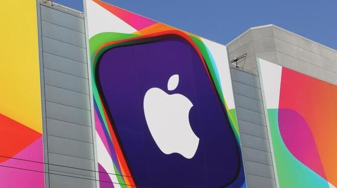 Das Apple-Logo am Moscone Center in San Francisco. Foto: Christoph Dernbach