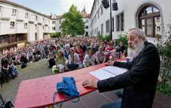 Harry Rowohlt brauchte nicht viel, um sein Publikum im Innenhof des Wilhelmstifts zum Lachen zu bringen.