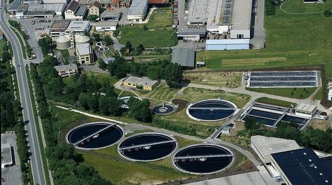 Die Anlage des Zweckverbands Oberes Echaztal, in der Mitte die Klärbecken. ARCHIV-FOTO: GÖTZELMANN