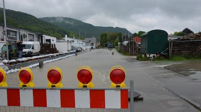 Überflutete Straßen und Betriebe: So sah es am Sonntag, 2. Juni, im Gewerbegebiet Stetten in Unterhausen aus, das in die einstig
