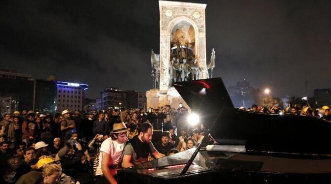 Hunderte Demonstranten lauschten dem Konzert eines Pianisten. Foto: Sedat Suna