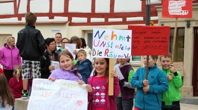 Im Mai demonstrierten Schüler der Nachbarschaftsgrundschule Lonsingen gegen die Pläne der Verwaltung, dort eine U3-Betreuung ein