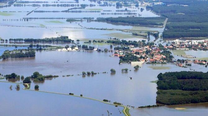 Der Deichbruch hatte die Dörfer Fischbeck und Schönhausen in Sachsen-Anhalt überflutet. Foto: Jens Wolf Der Deichbruch hatte die Dörfer Fischbeck und Schönhausen in Sachsen-Anhalt überflutet. Foto: Jens Wolf