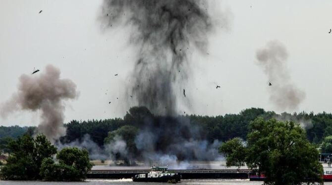 Rauch steigt nach der Sprengung in Fischbeck auf. Zwei Lastkähne wurden in der Elbe versenkt, um ein Loch in einem gebrochene