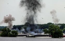 Rauch steigt nach der Sprengung in Fischbeck auf. Zwei Lastkähne wurden in der Elbe versenkt, um ein Loch in einem gebrochene