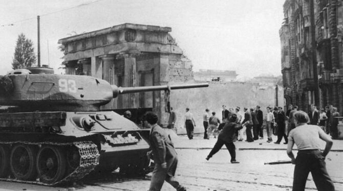 Demonstranten werfen am 17.06.1953 in Berlin mit Steinen auf russische Panzer. Foto: dpa