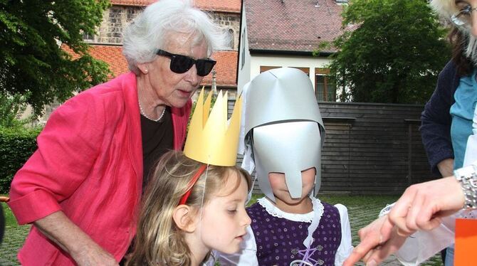 Sie hatten das passende Outfit für den Schlossrundgang gleich an: Sidney (4) und Rachel (6) aus Florida mit ihrer Großmutter Mag