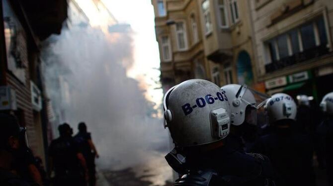 Türkische Polizisten warten in einer Seitenstraße in Istanbul auf ihren Einstz. Foto: Vassil Donev