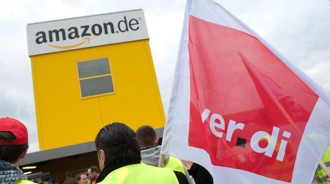 Amazon-Beschäftigte bei einem Streik in Bad Hersfeld. Foto: Uwe Zucchi/Archiv