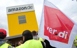 Amazon-Beschäftigte bei einem Streik in Bad Hersfeld. Foto: Uwe Zucchi/Archiv