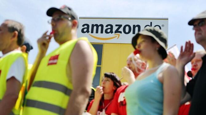 Amazon-Beschäftigte streiken vor dem Standort in Leipzig. Foto: Jan Woitas