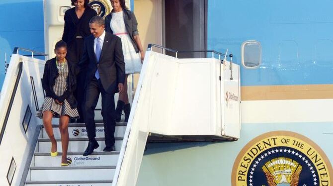 US-Präsident Barack Obama, seine Frau Michelle umd ihre Töchter Sasha (l) und Malia (r) am Flufghafen Berlin-Tegel. Foto: Mau