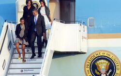 US-Präsident Barack Obama, seine Frau Michelle umd ihre Töchter Sasha (l) und Malia (r) am Flufghafen Berlin-Tegel. Foto: Mau