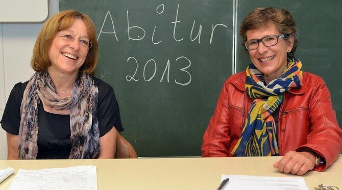 Brigitte Lang (links) hat am Dienstag ihr Abitur bestanden. Schulleiterin Susanne Schneider-Frey freut sich mit ihr.