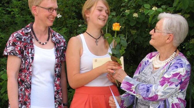 Neben einer gelben Rose, dem offiziellen Symbol von Zonta International, erhielt Zippora Klaiber (Mitte) von Barbara Küppers-Rue
