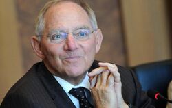 Geht es nach Finanzminister Schäuble, wird der Billionen-Schuldenberg des Bundes ab 2015 abgebaut - trotz Fluthilfen. Foto: O