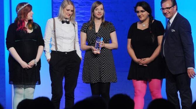Die Twitternutzerinnen Nicole von Horst (l-r), Anna-Katharina Meßmer, Anne Wizorek und Jasna Strick und der Laudator Jan Hofe