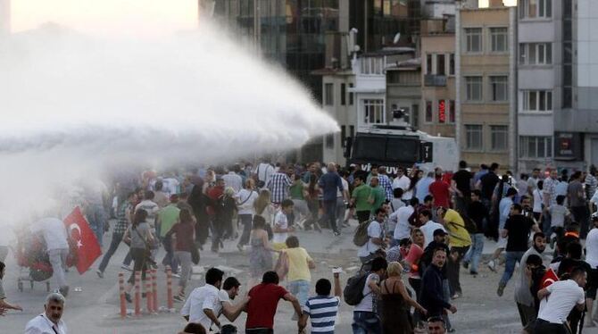Bis zum Wasserwerfereinsatz war die Demonstration friedlich verlaufen. Foto: Tolga Bozoglu