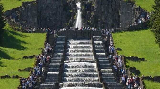 Die Wasserspiele unterhalb des Herkules im Bergpark Wilhelmshöhe in Kassel. Foto: Uwe Zucchi Die Wasserspiele unterhalb des Herkules im Bergpark Wilhelmshöhe in Kassel. Foto: Uwe Zucchi