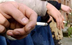 Immer weniger Jugendliche greifen zur Zigarette. Foto: Patrick Pleul
