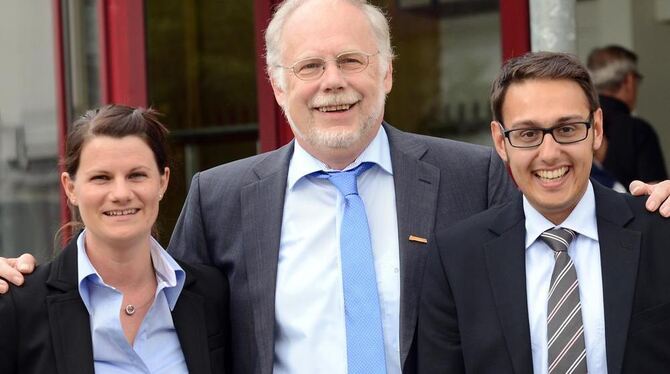 Annette Bauer und Sebastian Honscheck, die sich um den Bürgermeisterposten in Grafenberg bewerben, väterlich umarmt vom Amtsinha Annette Bauer und Sebastian Honscheck, die sich um den Bürgermeisterposten in Grafenberg bewerben, väterlich umarmt vom Amtsinha