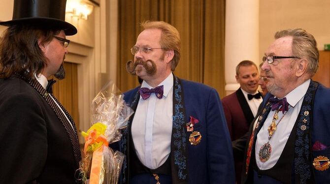 Glückwünsche zum Jubiläum nahm der stellvertretende Vorsitzende des Männervereins, Michael Frank (links), von anderen Karnevalsg Glückwünsche zum Jubiläum nahm der stellvertretende Vorsitzende des Männervereins, Michael Frank (links), von anderen Karnevalsg